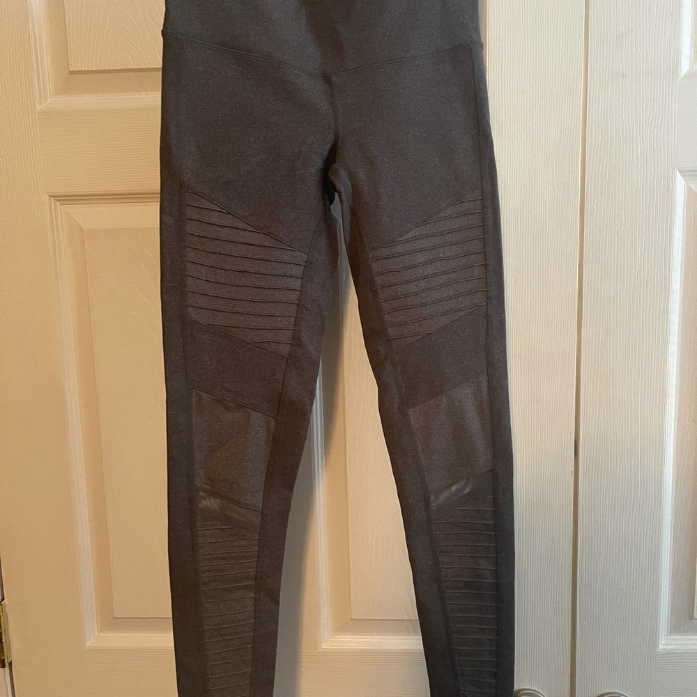 Alo Moto Leggings in Charcoal